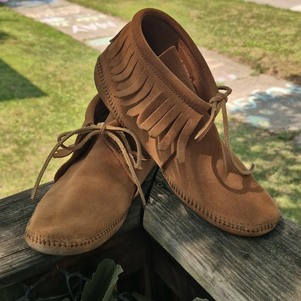 Minnetonka Tan Suede Fringe Boots Classic Moccasin Style